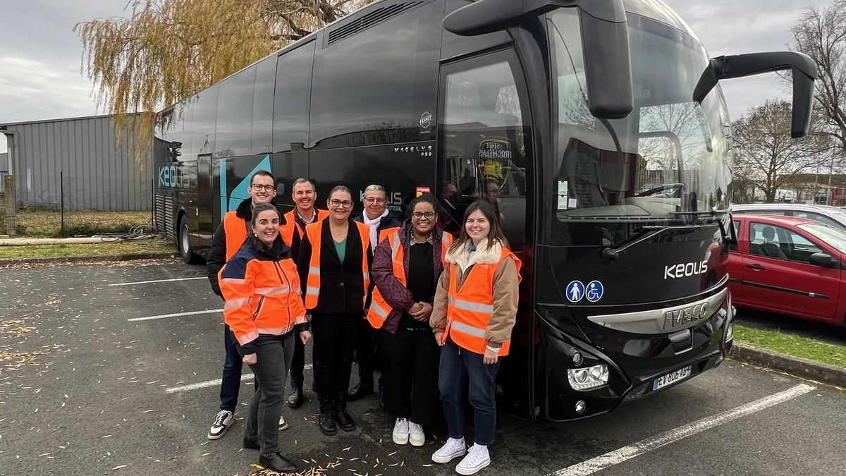 Équipes Hubup et Keolis Littoral devant un car régional en Charente-Maritime