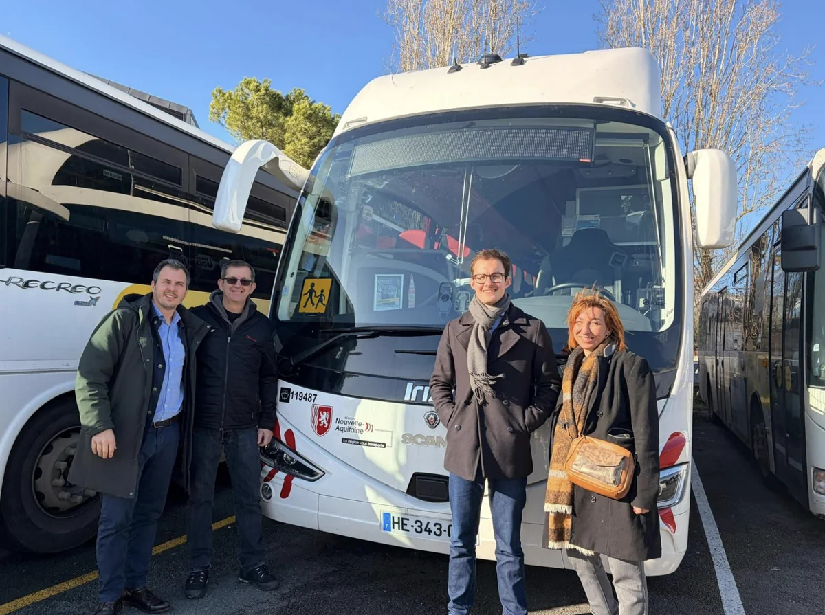Équipes Hubup et Transdev Ocecars devant un car régional de Nouvelle-Aquitaine